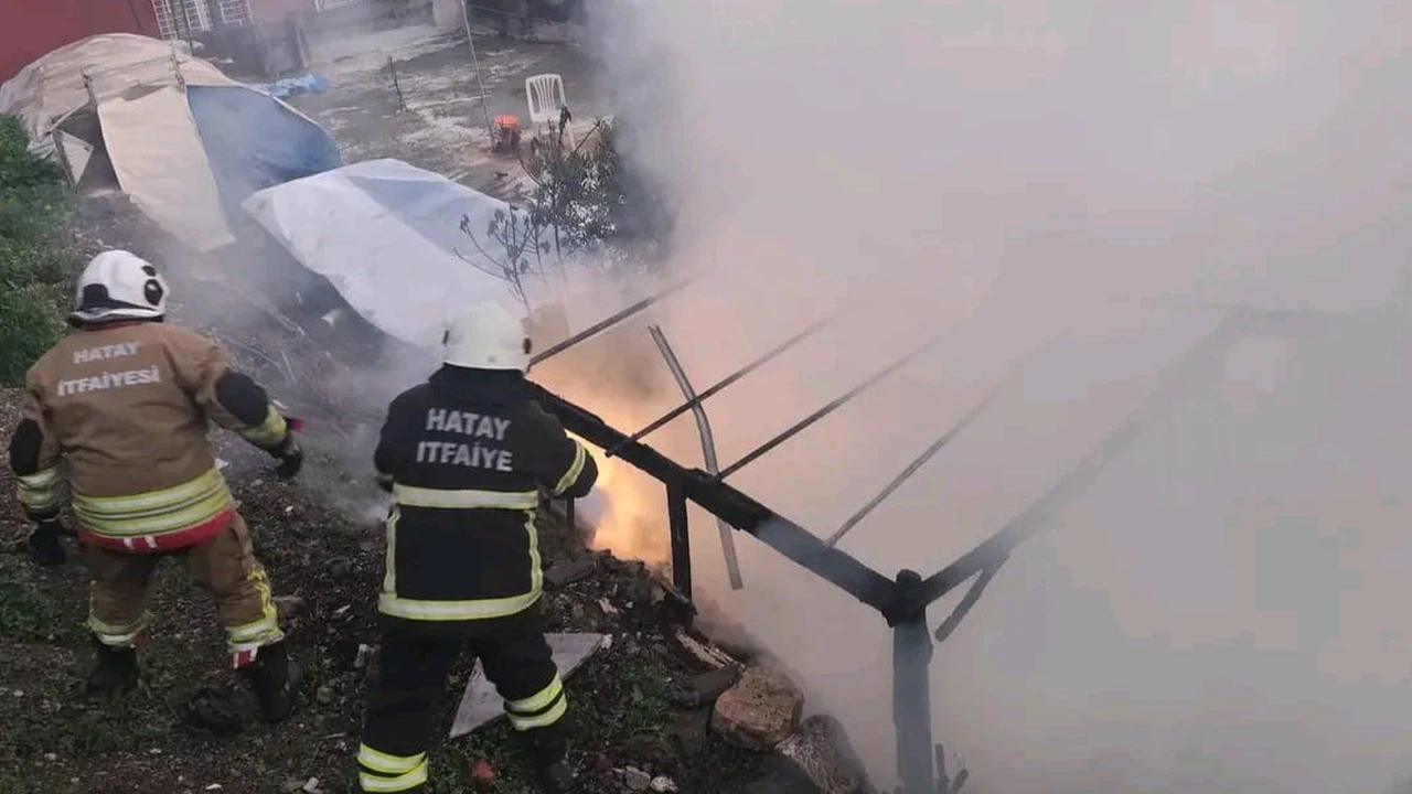 Hatay’da geceyi aydınlatan alevler... Odunlukta çıkan yangın yürek hoplattı!