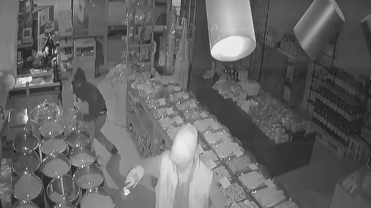 Binlerce paket sigara, çeyrek altın, sabıka rekoru… Pişkinlik dolu anlar kamerada!