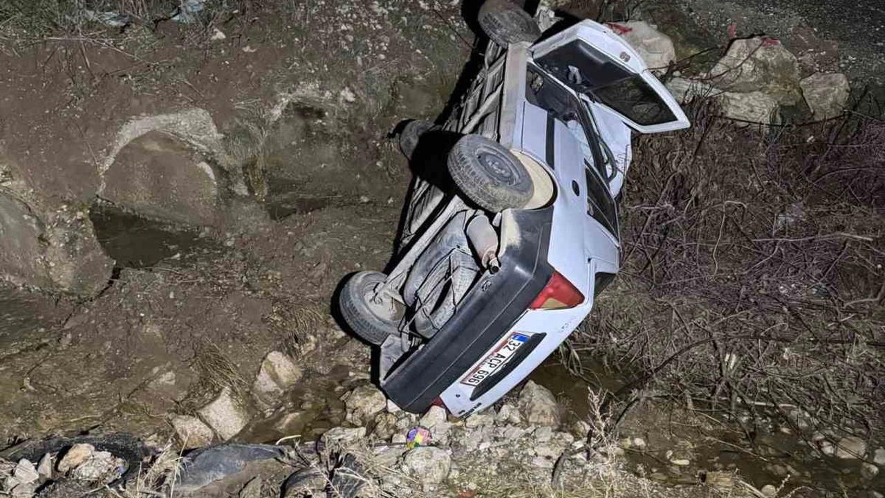 Isparta’da ölümle burun buruna... Hurdaya dönen araçtan sağ çıktılar!