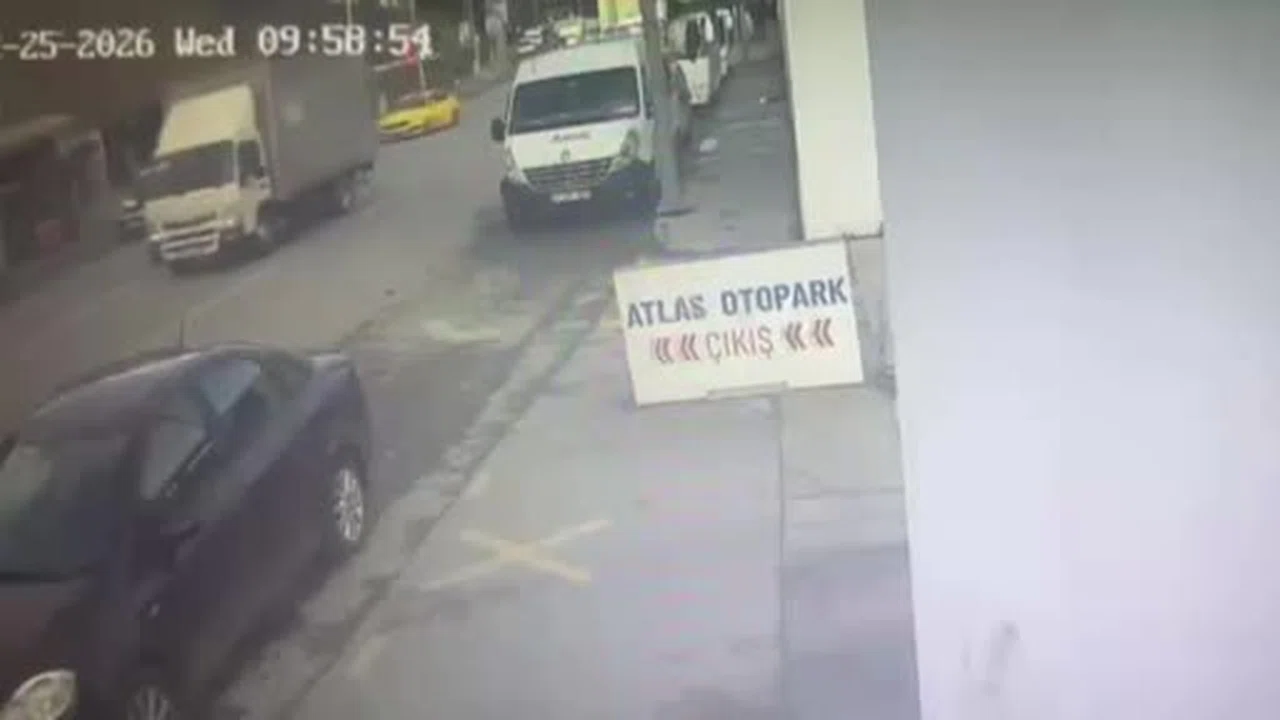 Kağıthane'de kontrolden çıkan otomobil ortalığı biçti! Zincirleme dehşetin görüntüleri ortaya çıktı...