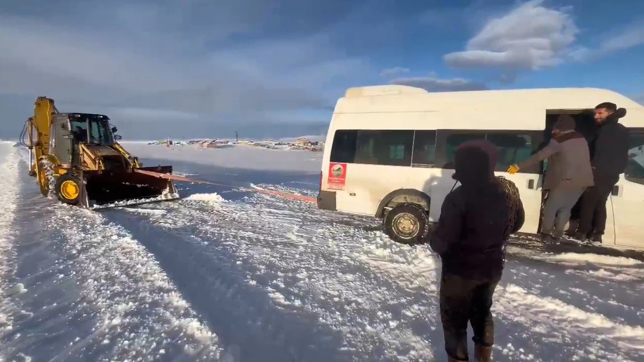 Kars’ta yolda mahsur kalan öğrencilerin imdadına ekipler yetişti