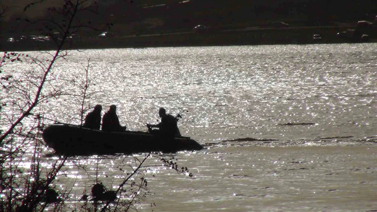 18 yaşındaki kayıp genç gölette aranıyor