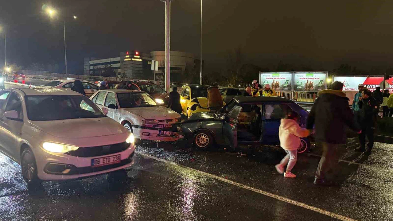 Kayseri’de kontrolden çıkan otomobil dehşet saçtı, ortalık savaş alanına döndü!