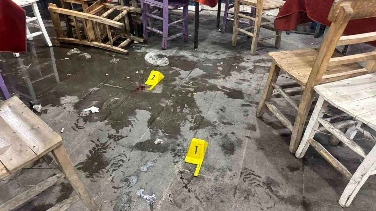 Kıraathanede bıçaklı saldırıya uğrayan amca ve yeğeni yaralandı