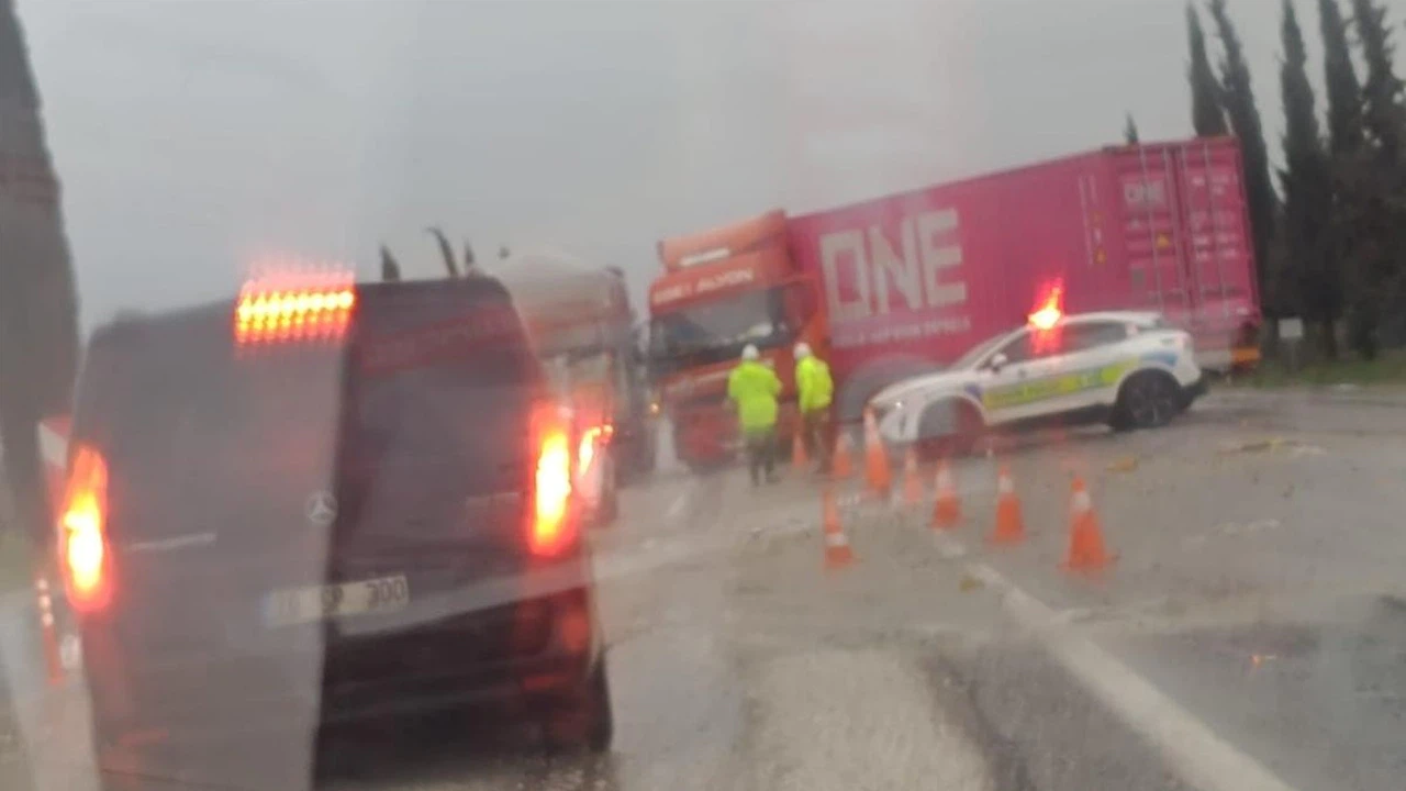 Denizli-Manisa hattında sabır testi... Yağmur freni patlattı, tır yolu kilitledi!