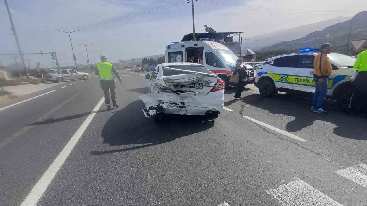 Manisa’da iki otomobil çarpıştı: 2’si çocuk 5 yaralı