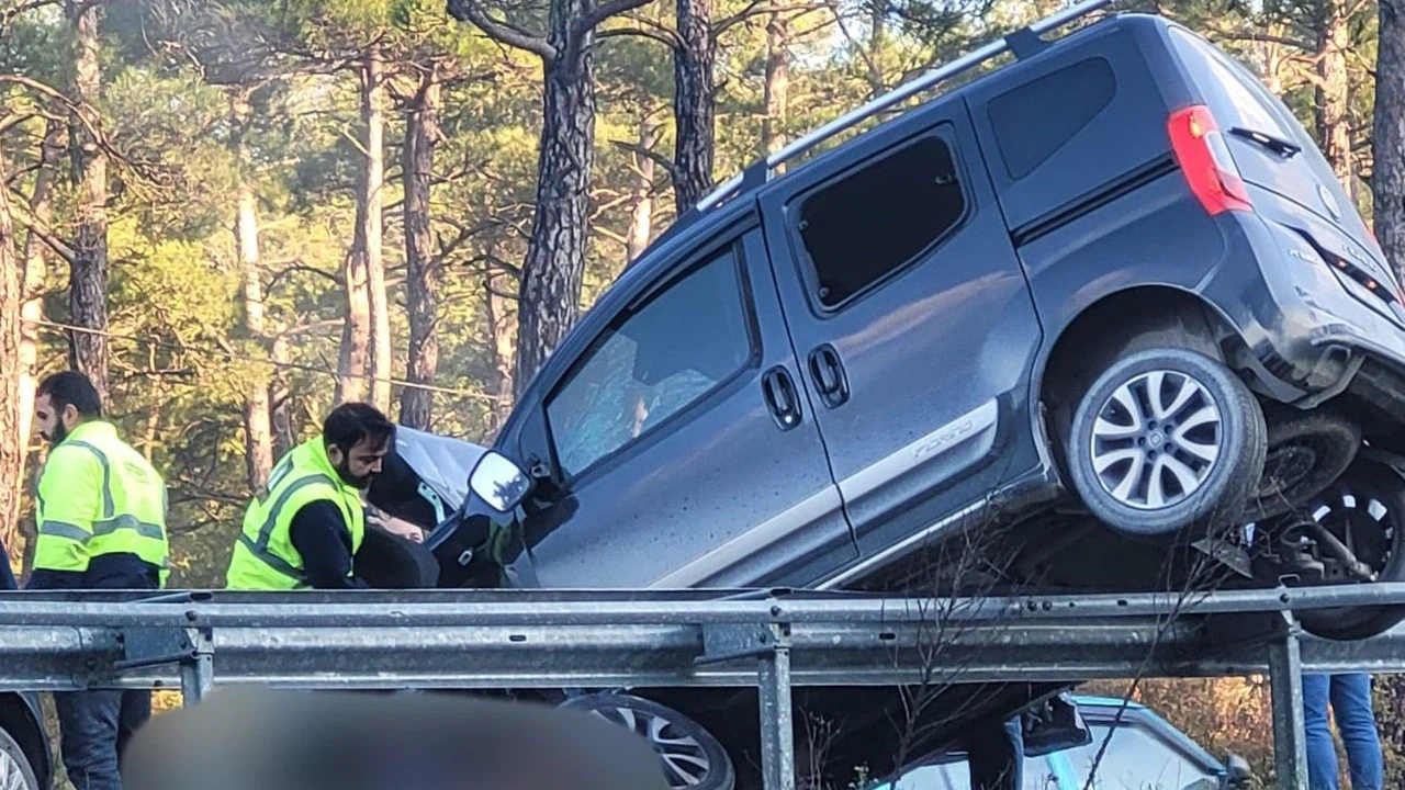Marmaris’te çelik büküldü, canlar yandı! Araç bariyerlere uçtu...