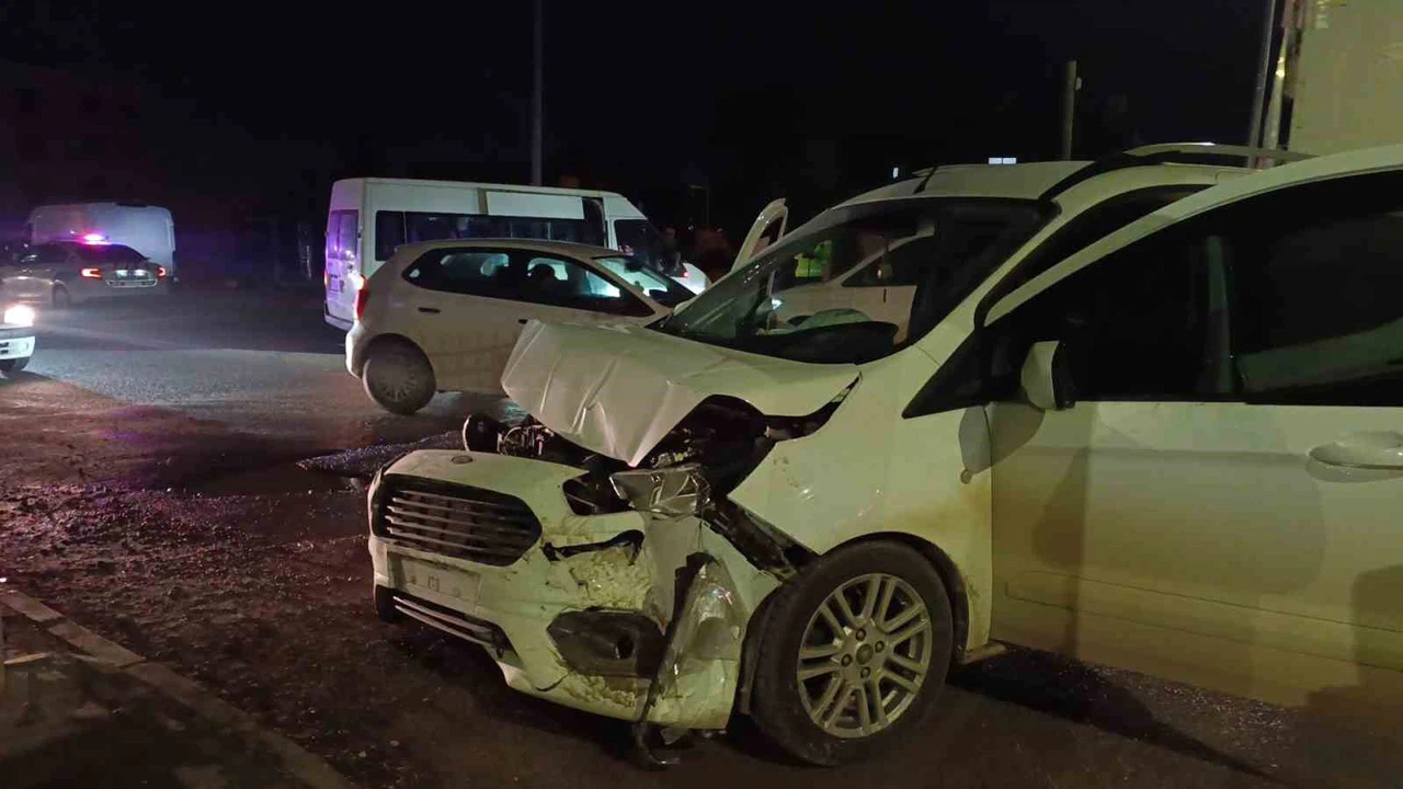 Adıyaman’da feci çarpışma! Minibüsle araç burun buruna...