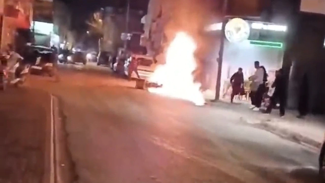 Adana’da park halindeki motosiklet alev topuna döndü!