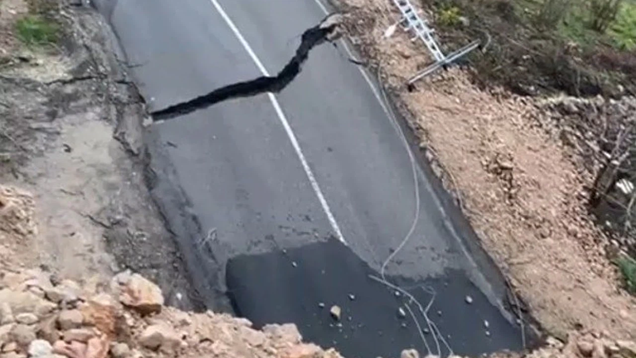 Ordu’da heyelan nedeniyle yol ulaşıma kapandı