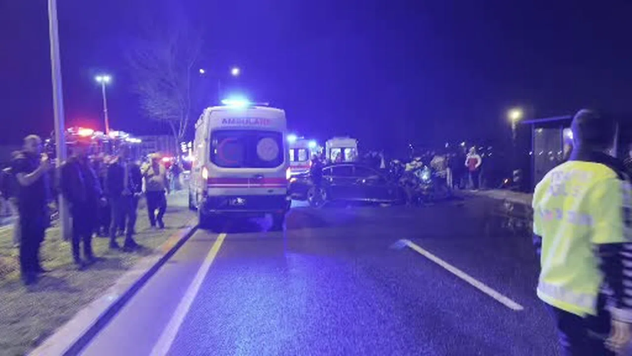 Otomobil otobüse çarptı: 5 yaralı