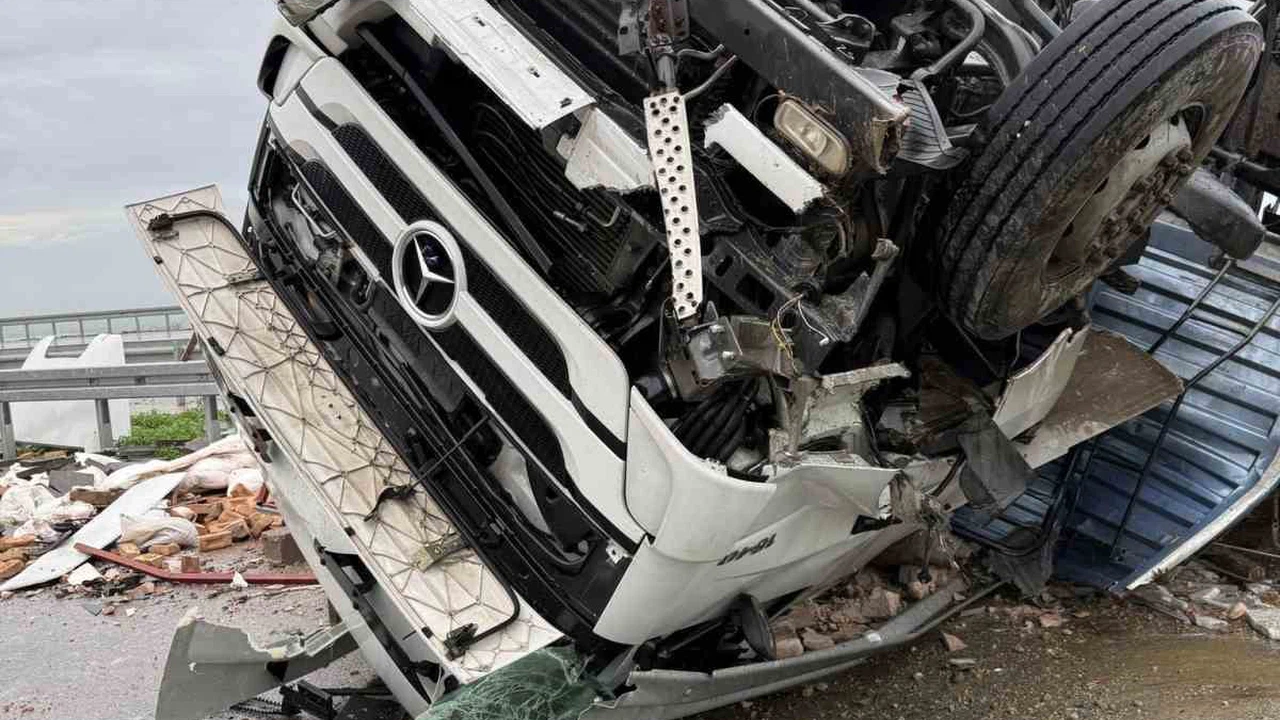 Denizli Otoyolu’nda can pazarı... Çarpışmanın şiddeti tırı altüst etti!