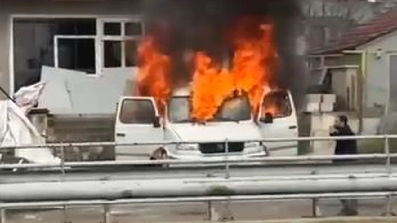 Bir kıvılcım yetti... Denizli’de park halindeki araç alevlere teslim oldu!