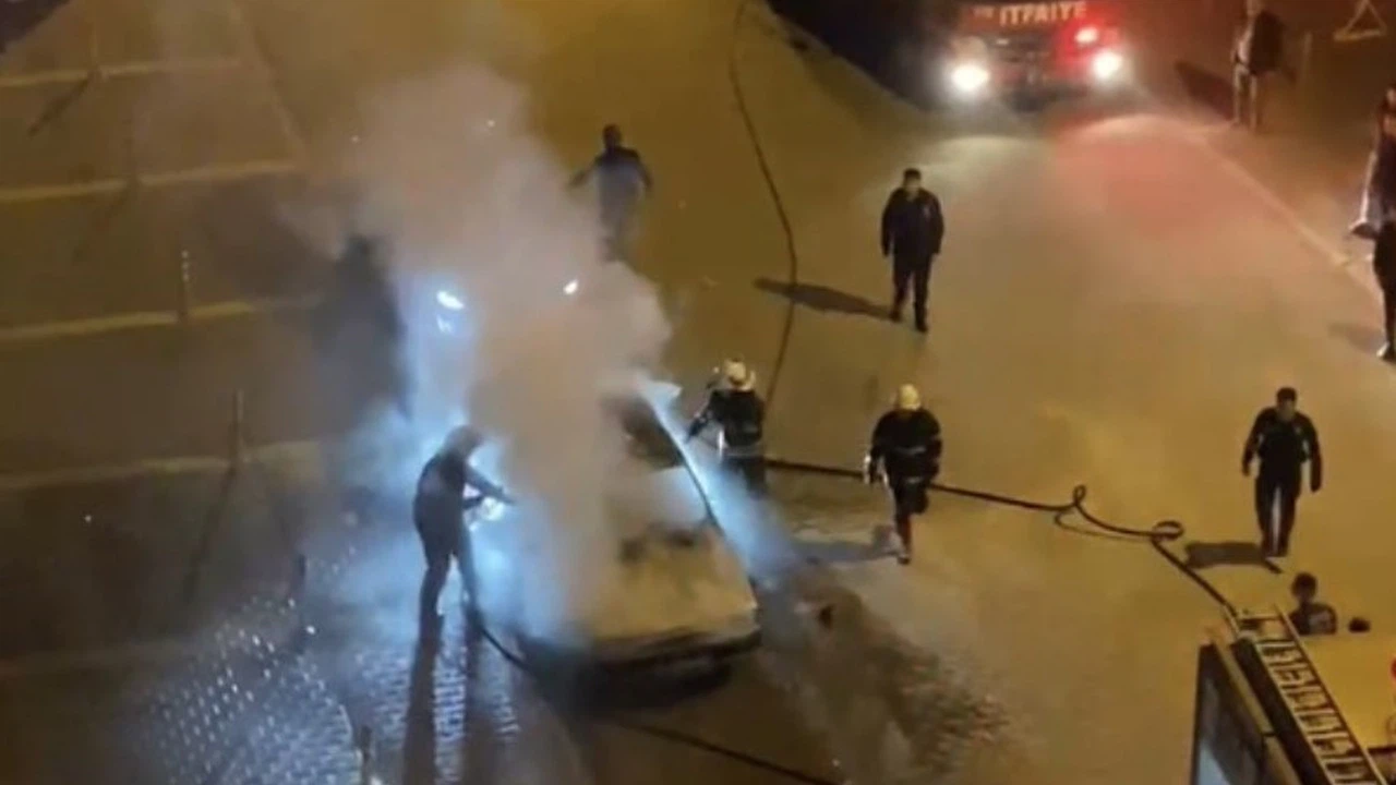 Park halindeki otomobil alev alev yandı