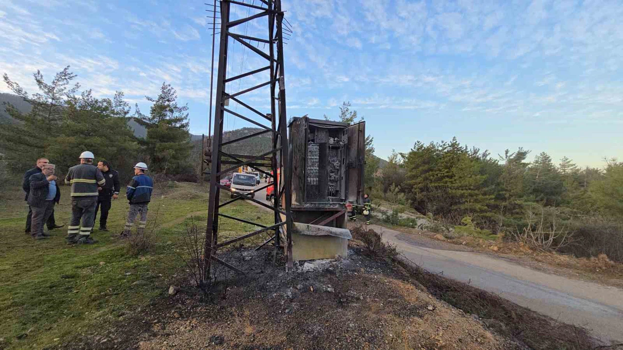 Patlayan elektrik trafosu alev aldı