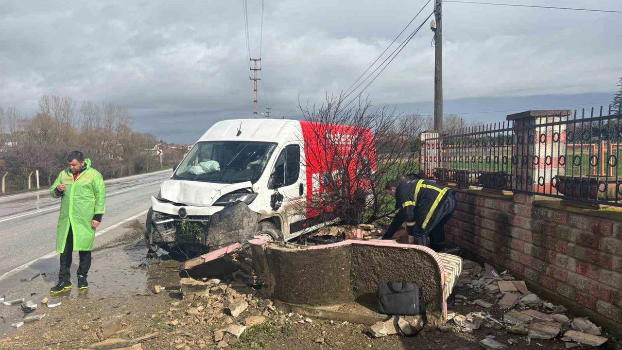 Yağış felaketi getirdi... Panelvan yoldan çıktı, beton duvara ok gibi saplandı!