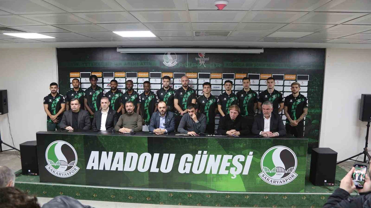 Sakaryaspor’da transferin son gününde 13 imza birden atıldı