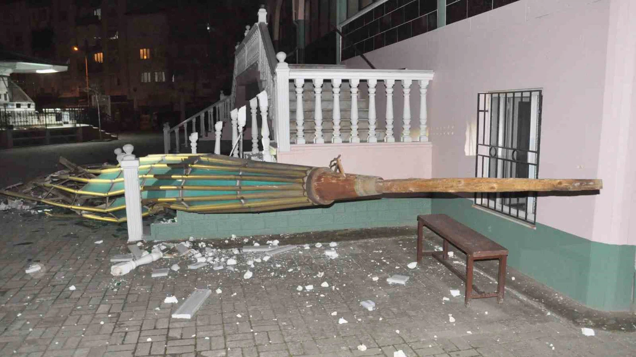 Salihli’yi fırtına vurdu: Minarenin külahı koptu, çok sayıda ağaç devrildi