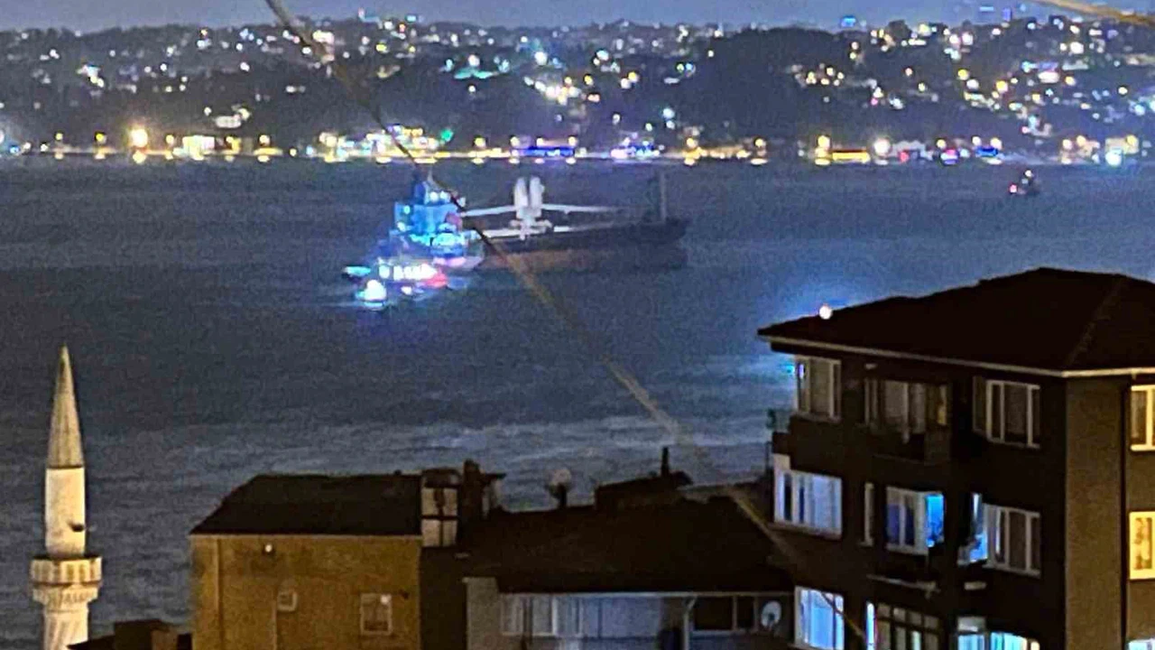 Sarıyer açıklarında kurtarılan gemi bu sefer İstanbul Boğazı’nda fırtınada savruldu