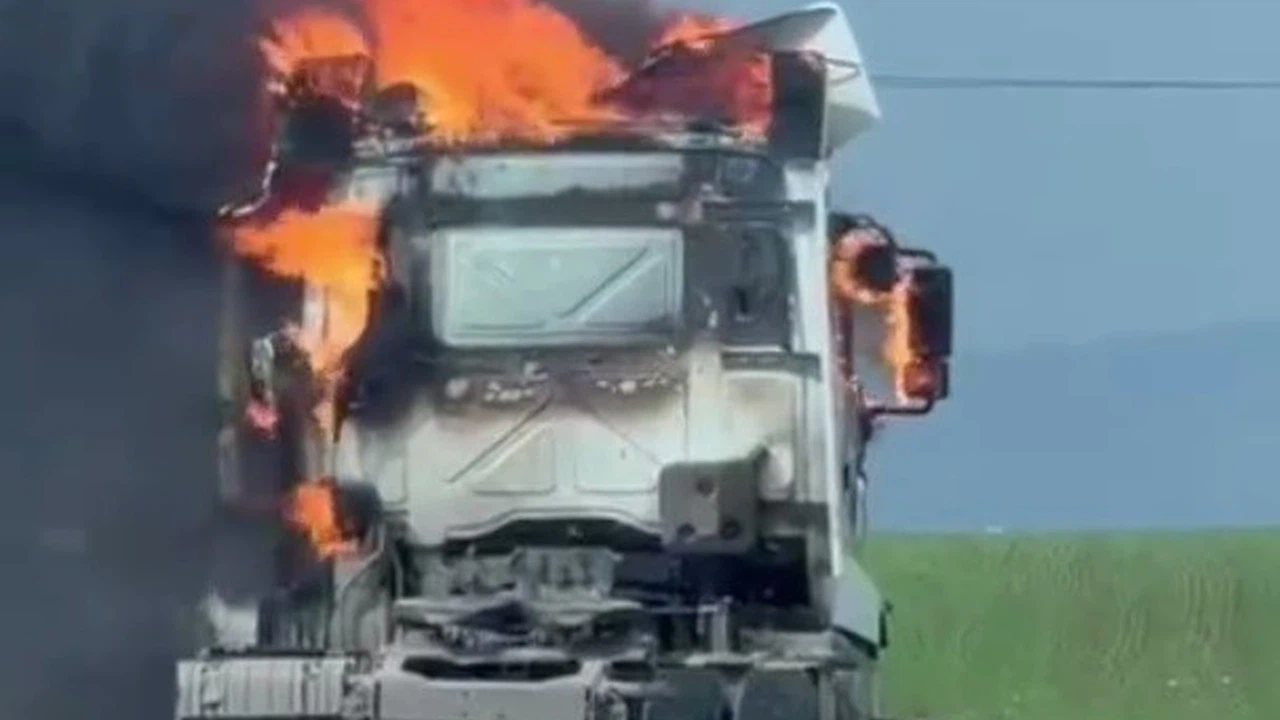 Şırnak’ta alevler tırı yuttu, geriye demir yığını kaldı!