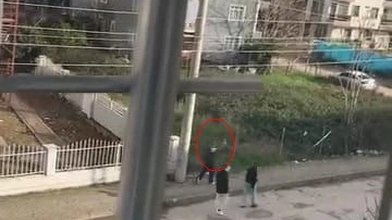 Sokak ortasında havaya ateş eden çocuk kamerada