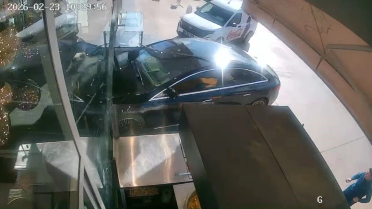 Pastaneye tatlı almaya değil, duvar kırmaya geldi! Ankara’da yürekleri ağza getiren kaza anbean kamerada...