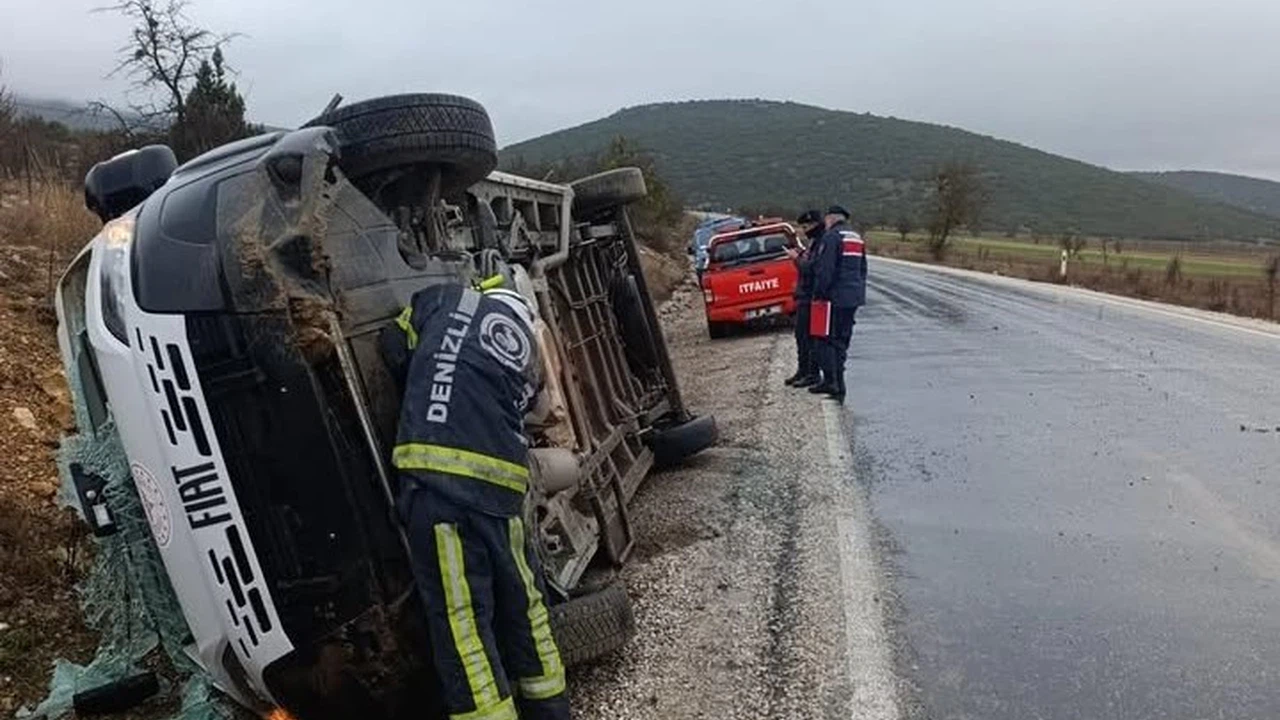 Denizli’de yürekleri ağza getiren kaza... Servis yan yattı, trafik kilitlendi!