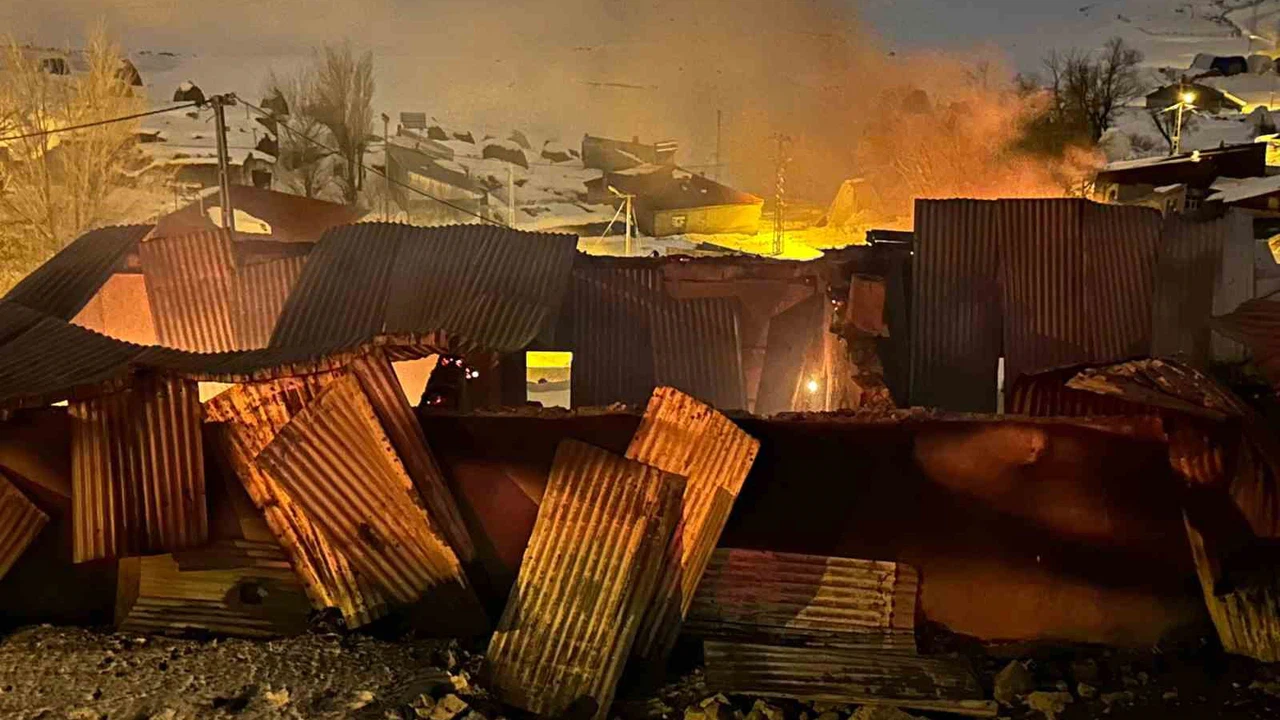 Erzurum'a yangın geldi, hatıralar gitti... Kimsenin sahip çıkmadığı evleri alevler sahiplendi!