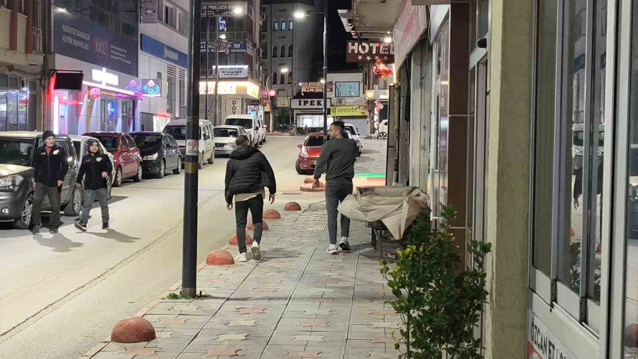 Tokat’ta fırtına ağacı devirdi, vatandaş saniyelerle kurtuldu