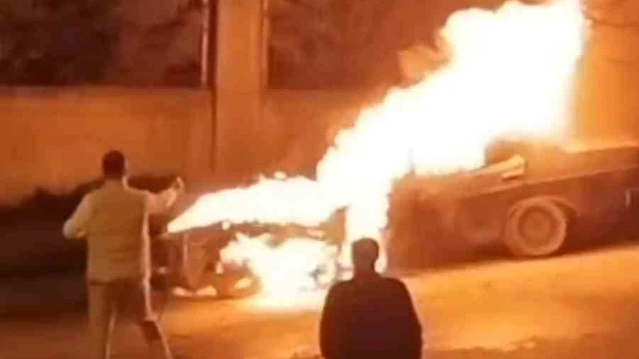 Tuzla’da park halindeki otomobil alev topuna döndü, geriye demir yığını kaldı!