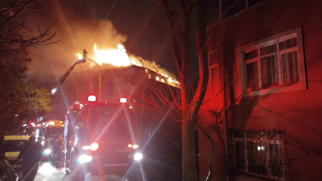 Çatıdan göğe uzanan alevler... Üsküdar’daki yangın yürekleri ağza getirdi!