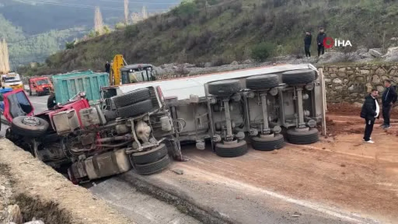 Virajı alamayan kum yüklü kamyon 2 otomobili biçti: 1 ölü, 3 yaralı