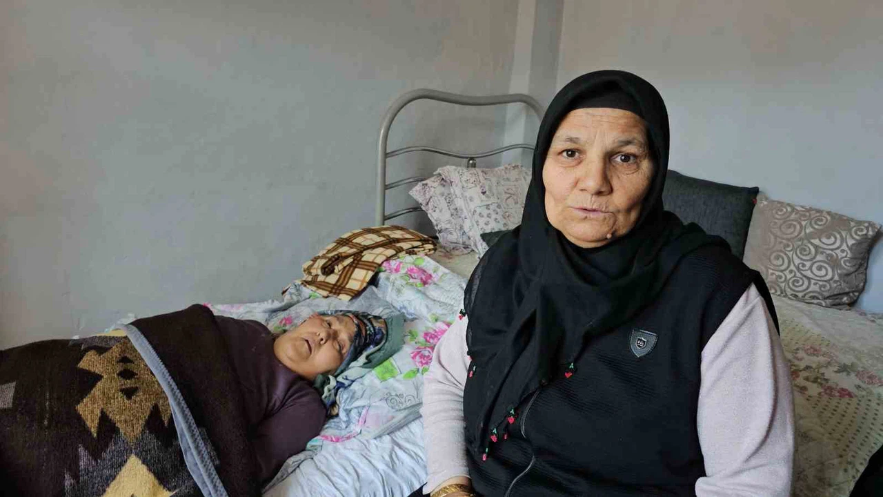 Zonguldak’ta yalnız yaşayan yatalak kadına komşuları sahip çıkıyor