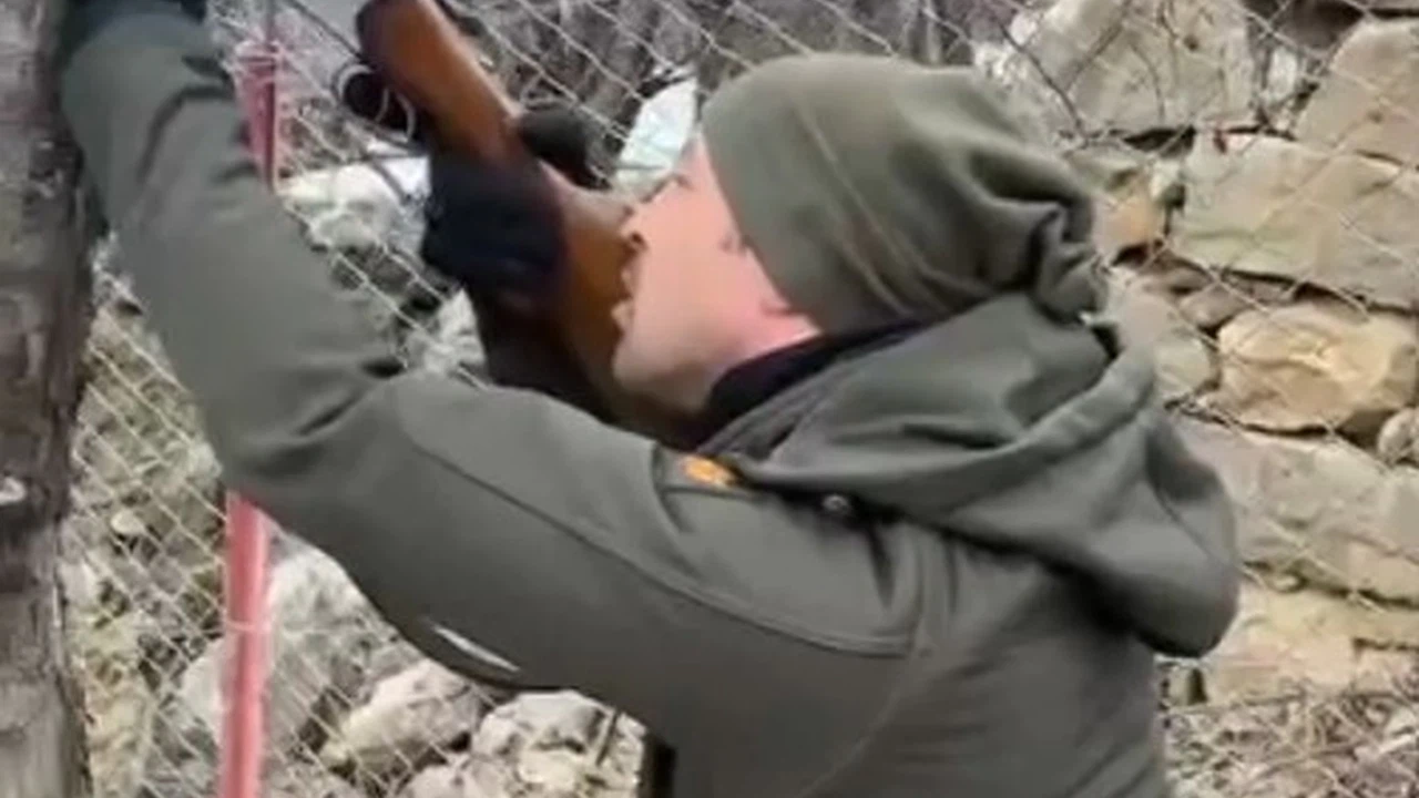 Ağaca takılan dronu tüfekle dala ateş ederek kurtardılar