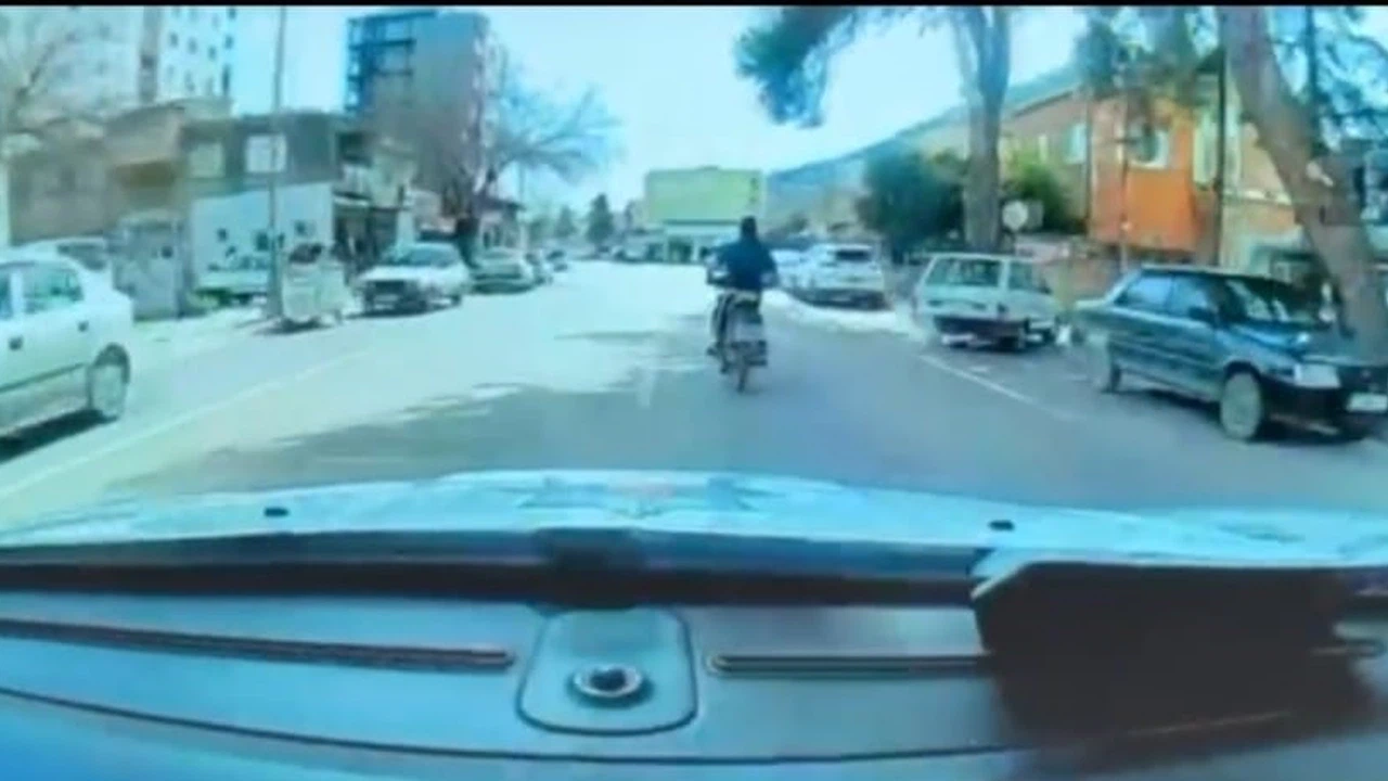 Aranan firari motosiklet sürerken polise yakalandı