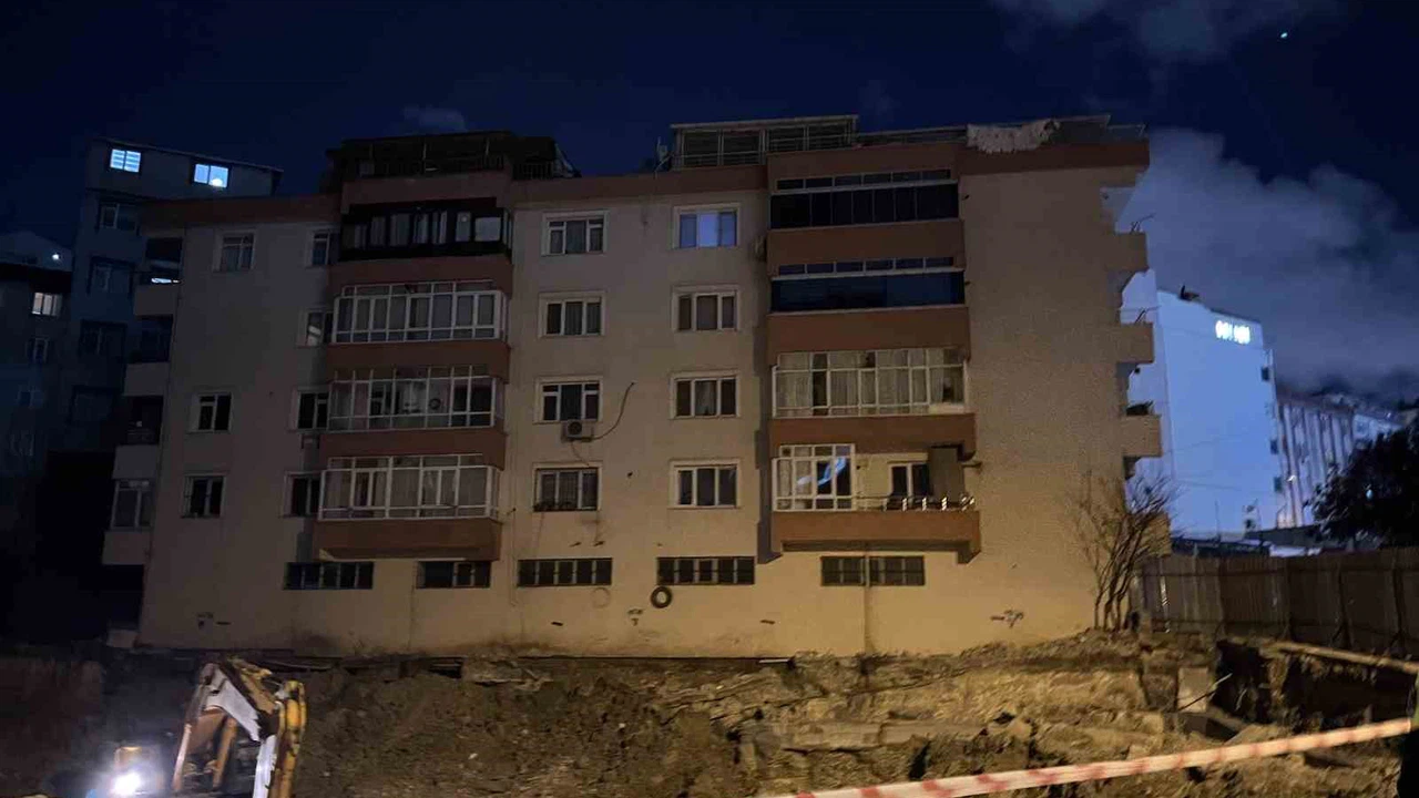 Bahçelievler’de inşaat çalışmasında zemininde boşluk oluşan 4 katlı bina mühürlendi