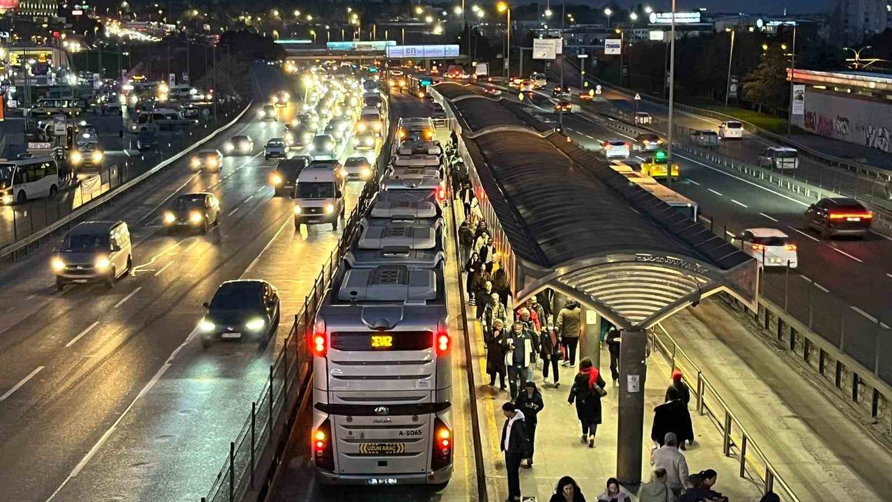 Metrobüs ayağının üstünden geçti!