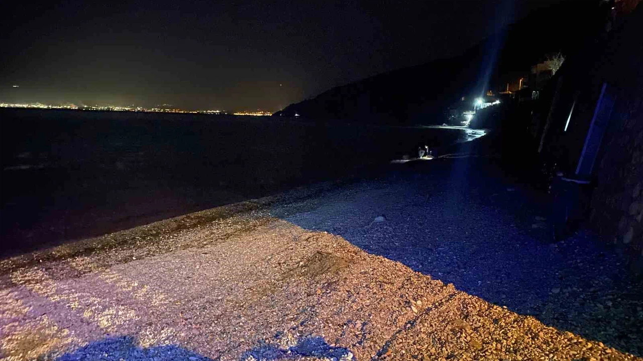 Balık tutmak için açılan kayık battı, baba-oğul ölümden döndü