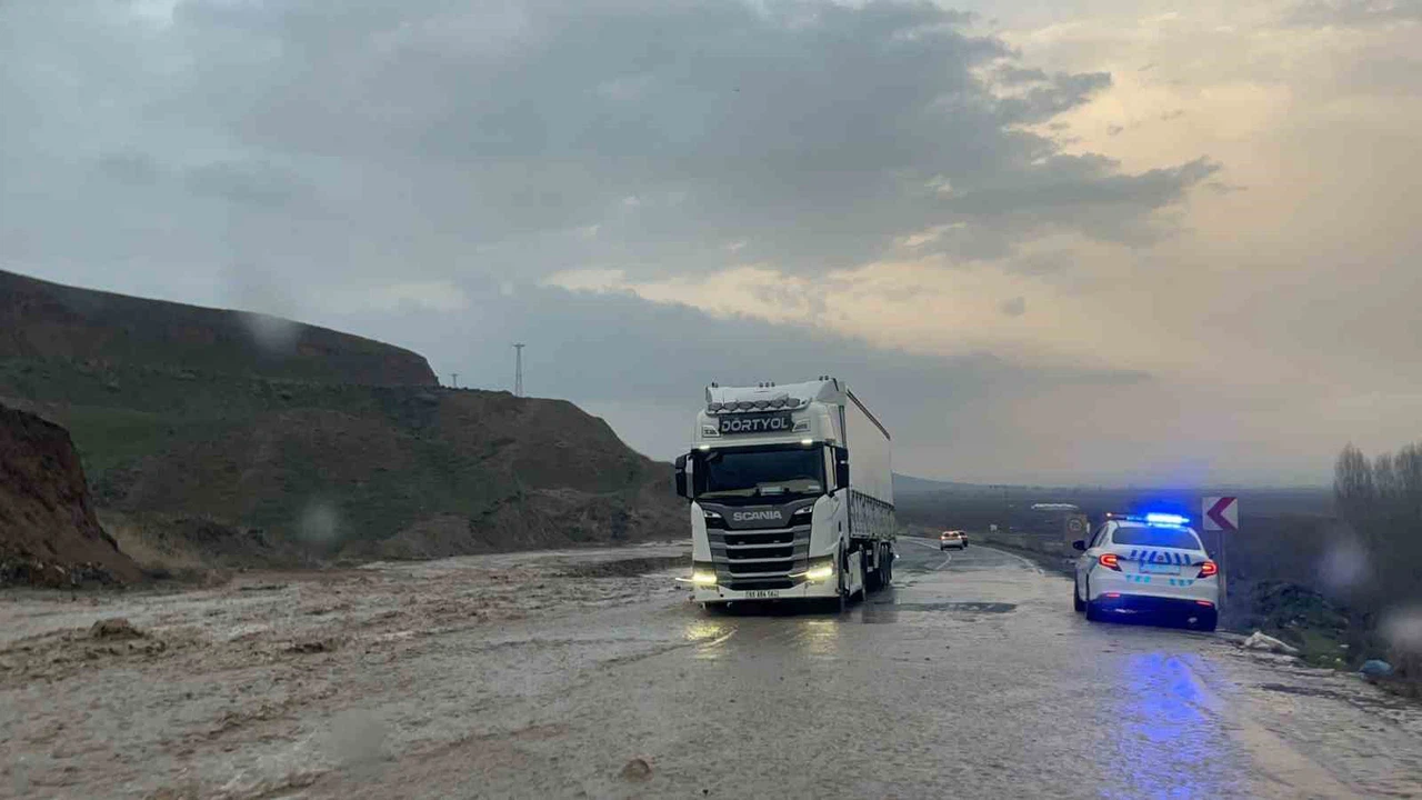 Batman’da yağmur sonrası sulama kanalı taştı: Kara yolu tek şeride düştü