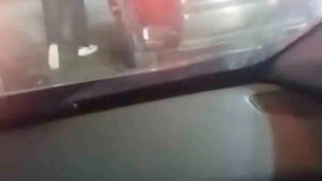 Tekme attı, ehliyetten oldu! Kadın sürücünün saldırısı anbean kamerada...