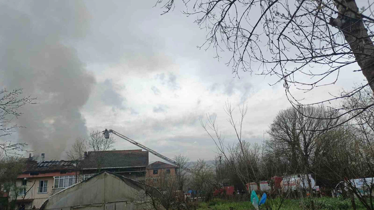 Çaycuma’da ev yangını korku ve paniğe yol açtı, patlama anı amatör kameraya yansıdı