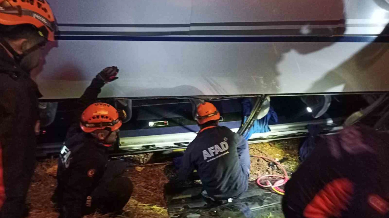 Ceza infaz kurumuna ait servis aracı devrildi: 16 yaralı