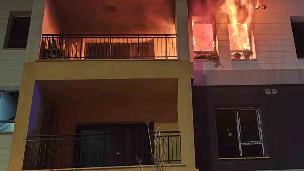 Hatay'da geceyi aydınlatan yangın! Bir daire alevlere boğuldu