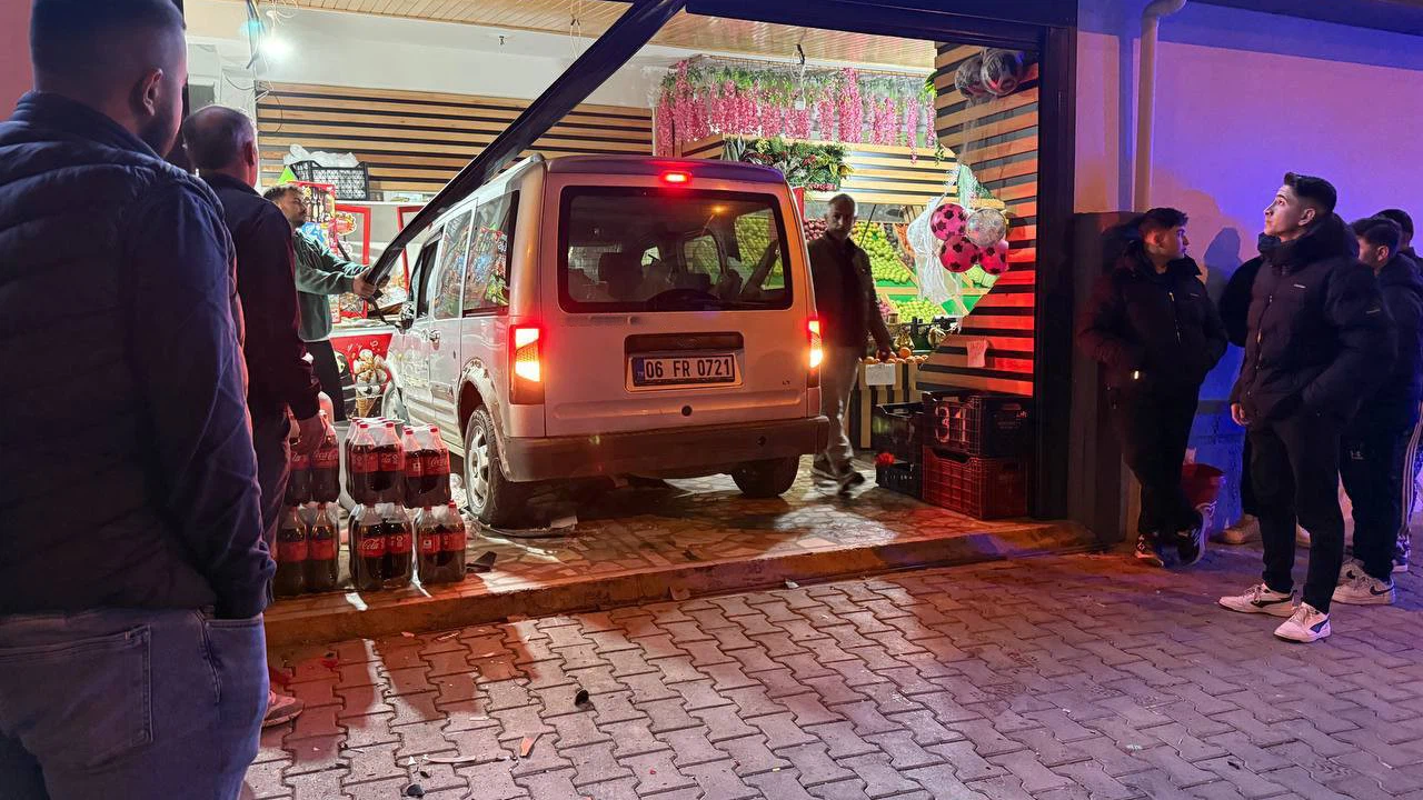 Ehliyet yok ama cesaret var... Antalya'da kontrolden çıkan araç marketi böyle dağıttı!