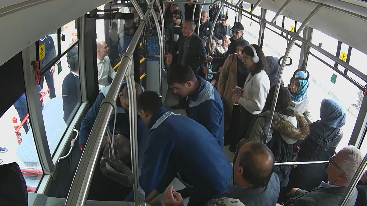Elazığ’da otobüs şoförü rahatsızlanan yolcuyu hastaneye yetiştirdi