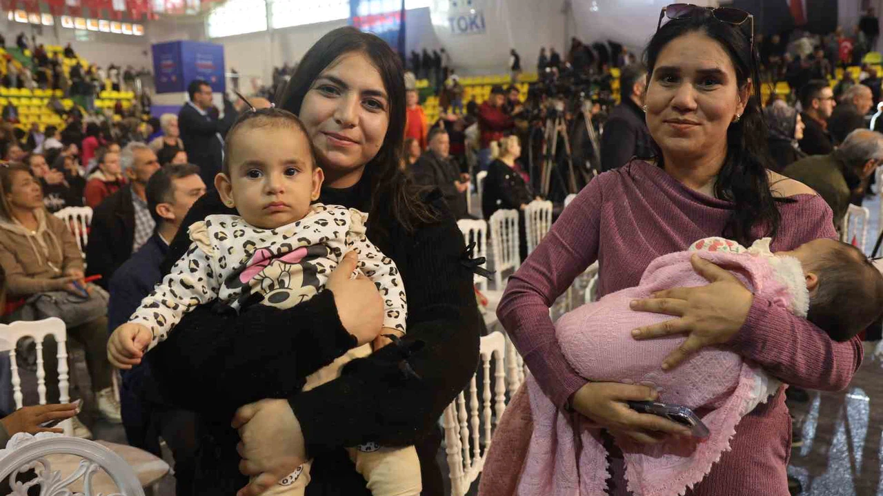 Ev hayaliyle kura çekim törenine gelen vatandaşlar heyecan dolu anlar yaşadılar