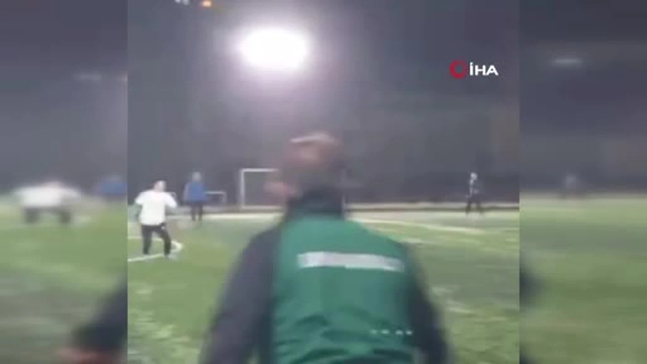 Dizlerinin üzerine çöktü, bir daha kalkamadı! Halı sahada kalp krizi geçiren eski futbolcunun son anları kamerada...