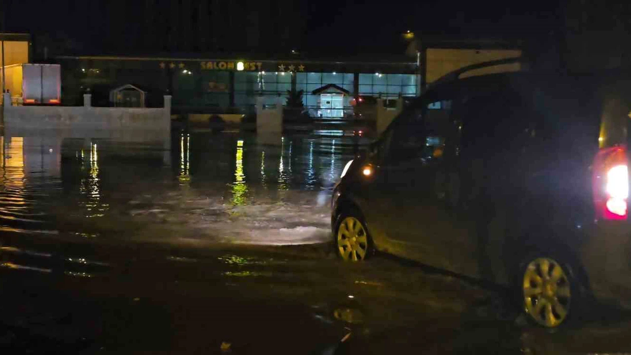 Hasköy’de sağanak ve eriyen kar su baskınlarına neden oldu