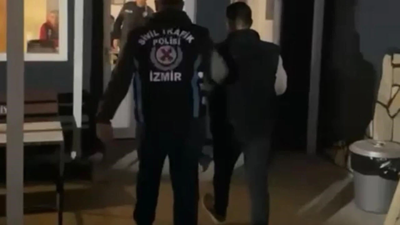 Trafikte pes dedirten hareket... İzmir'de otobüsün önünü kesti, faturası ağır oldu!