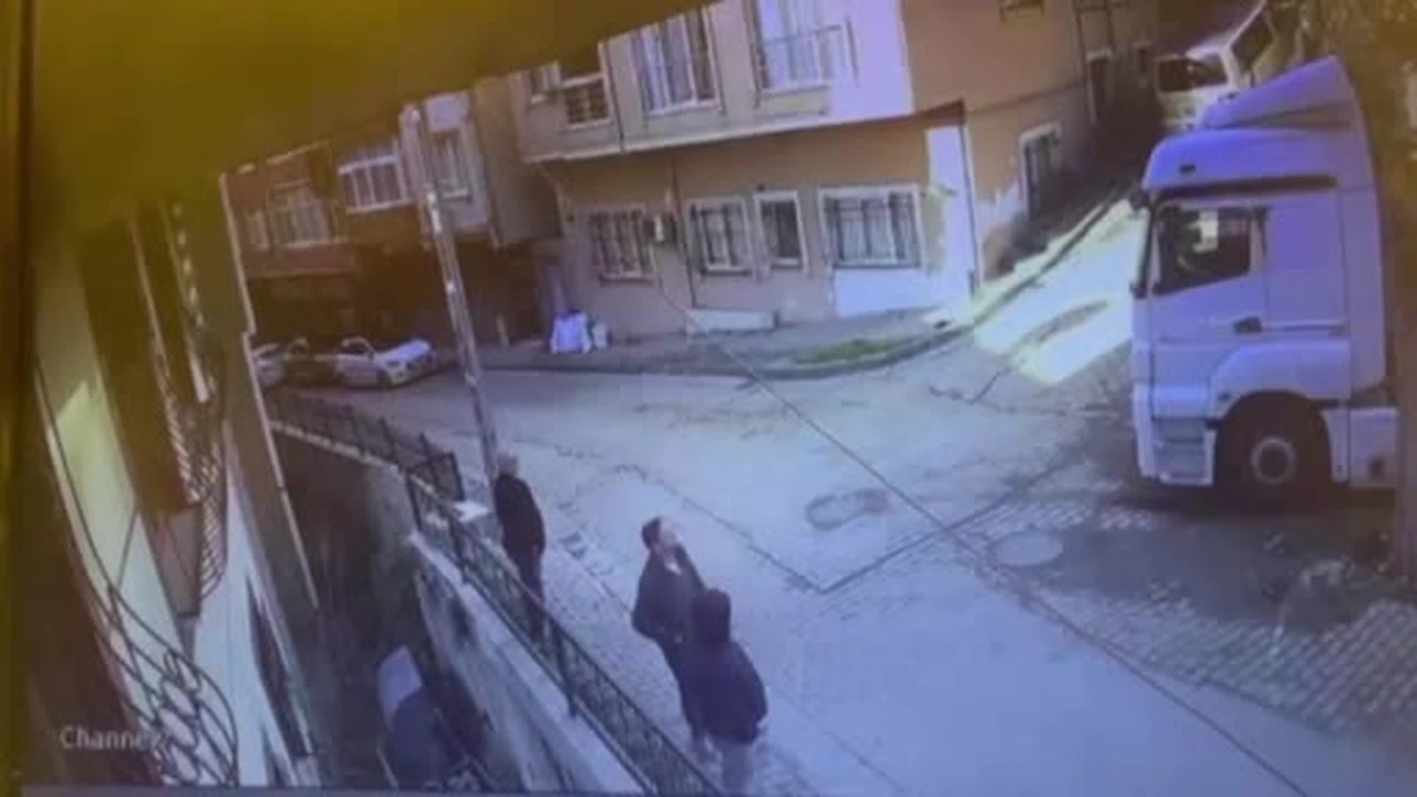 Demir korkuluklar felaketi önledi! Kağıthane’de kamyon sürücüsünü böyle savurdu